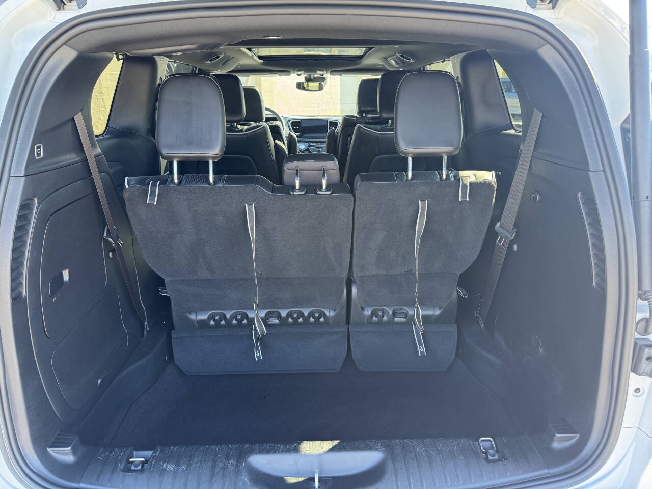 Used 2023 Chrysler Pacifica Limited w/ Uconnect Theater Family Group FWD image 11