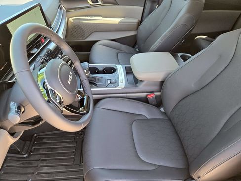 New 2026 Kia Carnival FWD image 10