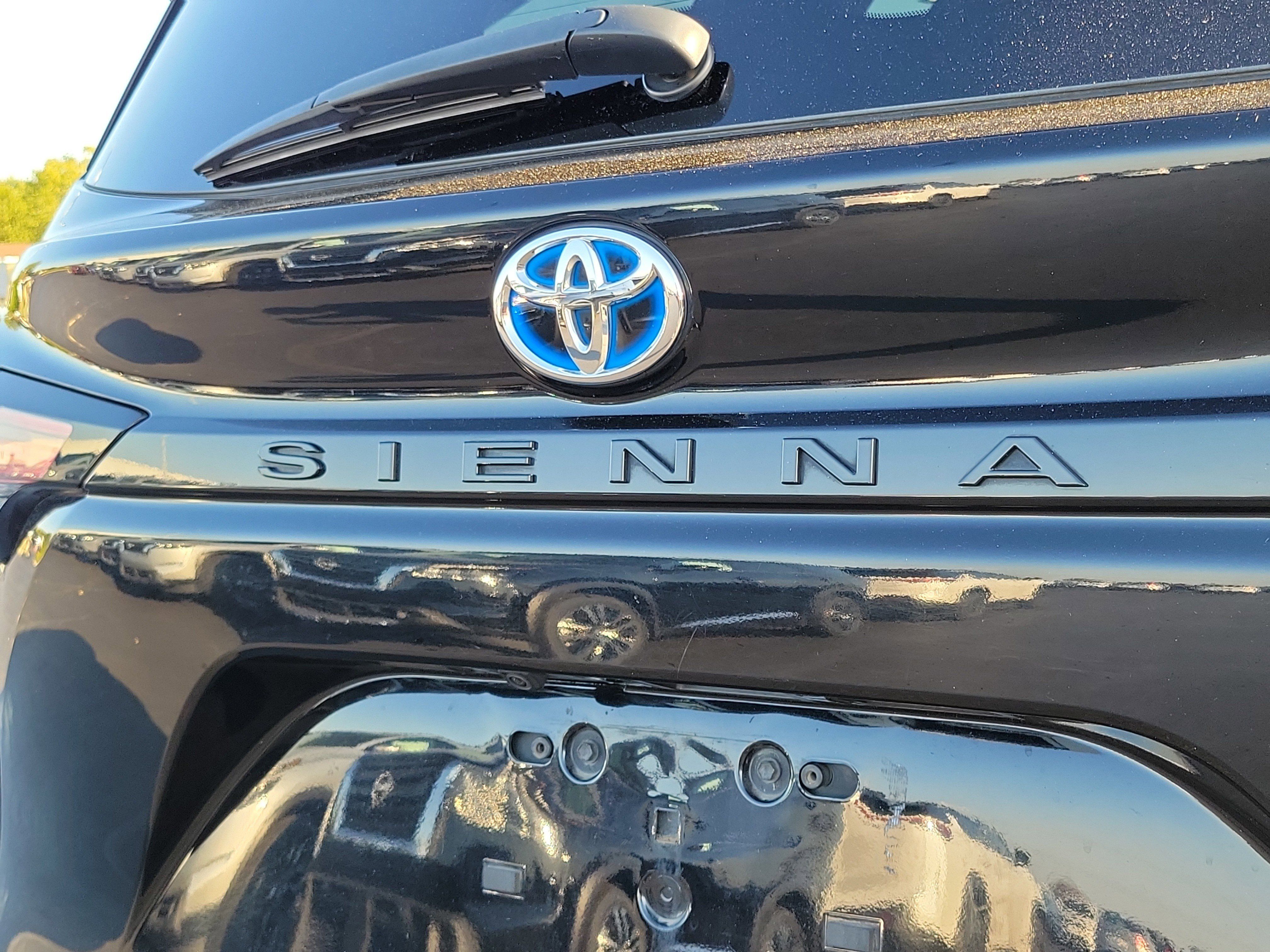 Used 2023 Toyota Sienna XSE FWD image 6