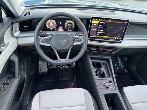 Certified 2025 Volkswagen Tiguan SE w/ Panoramic Sunroof Package image 8