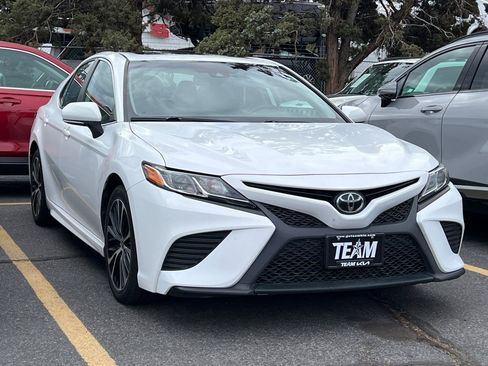 Used 2020 Toyota Camry SE w/ Convenience Package image 2