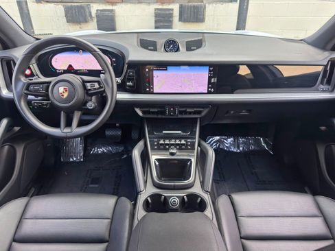 Used 2024 Porsche Cayenne AWD/4WD image 13