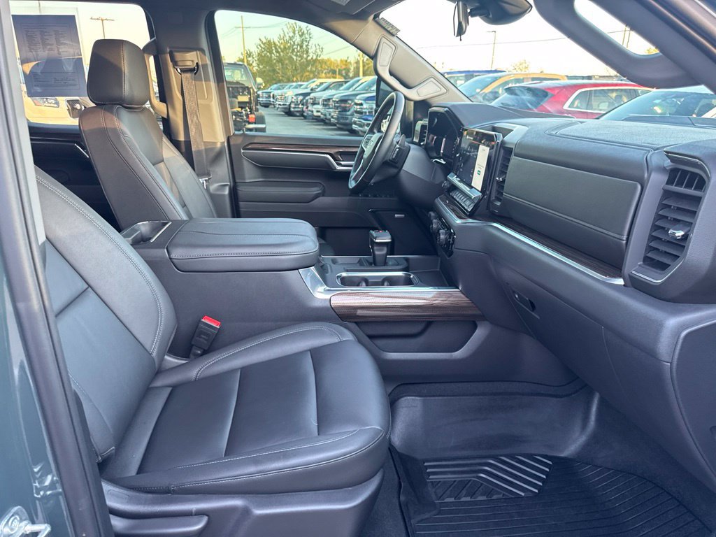 Used 2025 Chevrolet Silverado 1500 LT Trail Boss w/ Convenience Package II AWD/4WD image 38