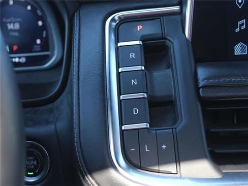 Used 2023 Chevrolet Suburban Z71 image 18