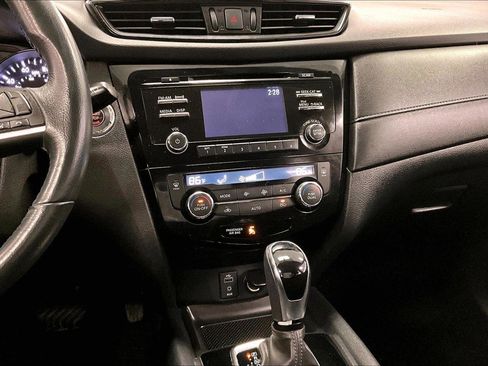 Used 2017 Nissan Rogue SV image 6