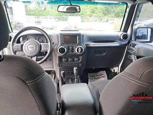 Used 2018 Jeep Wrangler Unlimited Sahara w/ Connectivity Group AWD/4WD image 39
