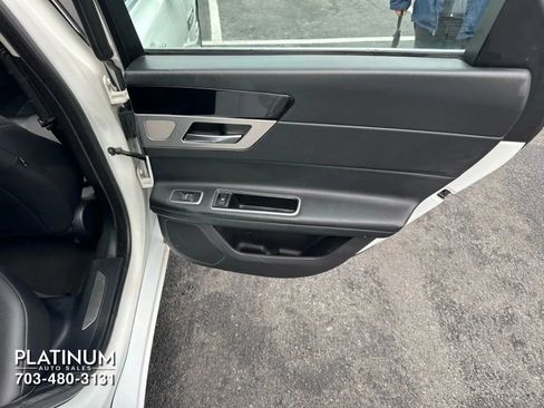 Used 2017 Jaguar XF Premium image 17