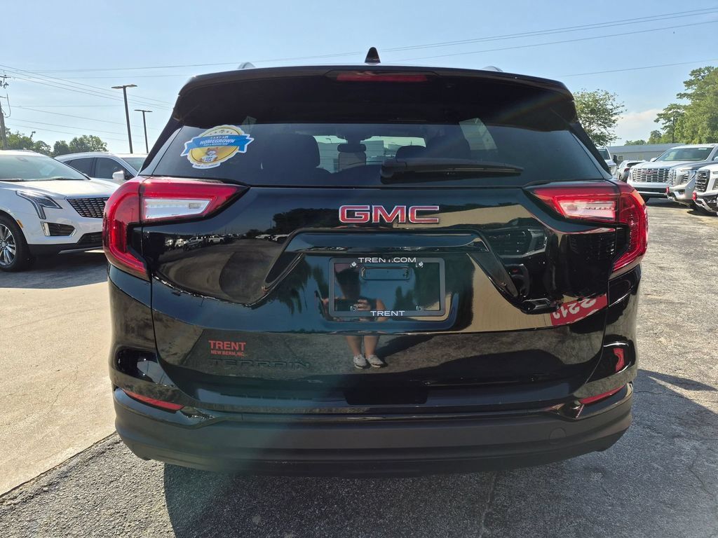 Used 2024 GMC Terrain SLE w/ Elevation Edition FWD image 3