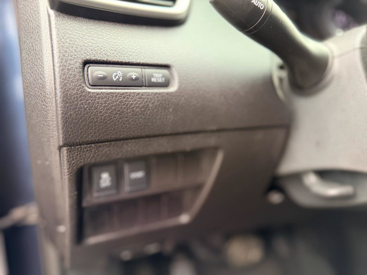 Used 2014 Nissan Rogue SV FWD image 12