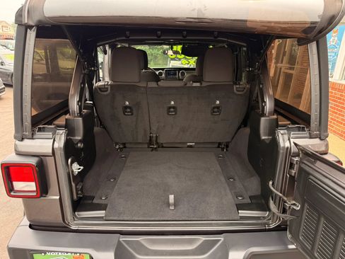 Used 2018 Jeep Wrangler Unlimited Sahara AWD/4WD image 12