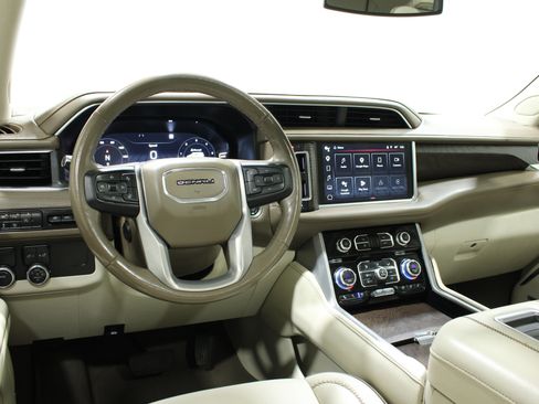 Used 2023 GMC Yukon XL Denali RWD image 2