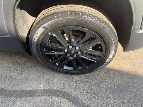 Used 2022 GMC Acadia SLE w/ Driver Convenience Package FWD image 46