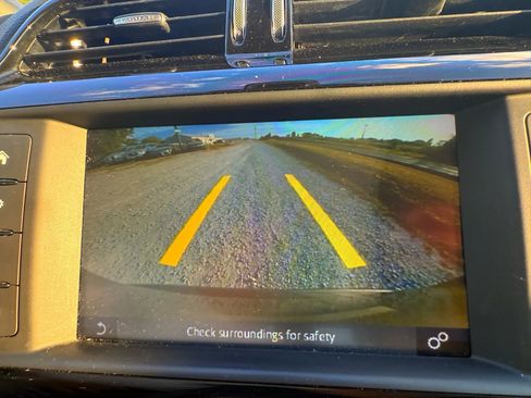 Used 2017 Jaguar F-PACE Premium image 15