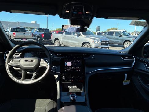 New 2025 Jeep Grand Cherokee L Altitude image 12