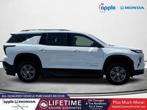 Used 2026 Chevrolet Traverse LT w/ Driver Confidence Package FWD image 2