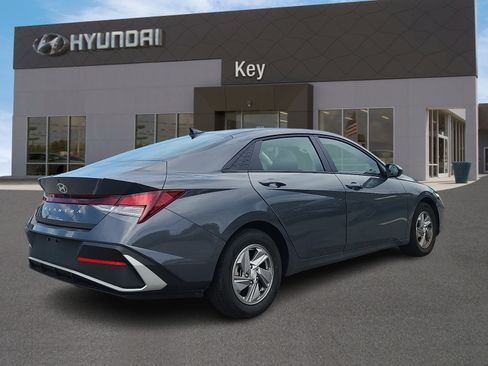 Certified 2025 Hyundai Elantra SE FWD image 4