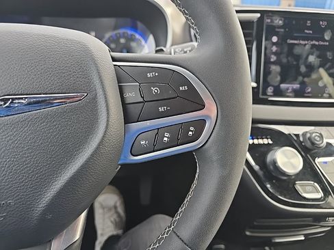 Used 2025 Chrysler Pacifica Select FWD image 16
