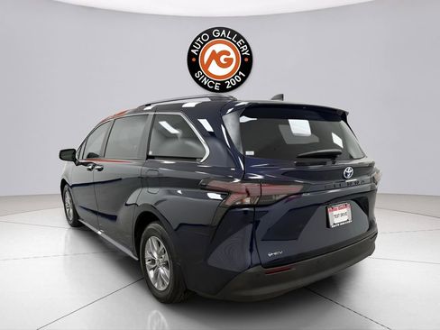 Used 2025 Toyota Sienna XLE FWD image 5