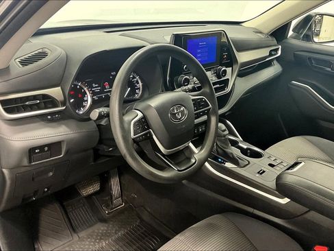 Used 2023 Toyota Highlander L image 16