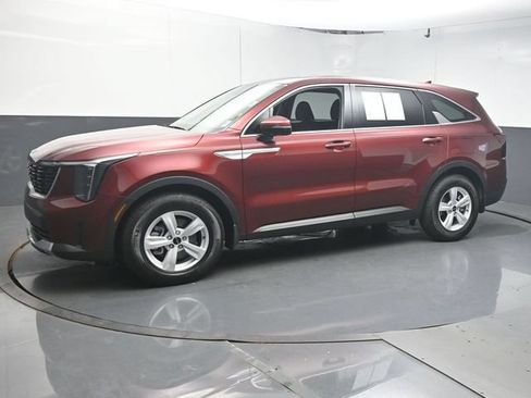 Used 2025 Kia Sorento LX FWD image 4