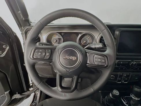 Used 2023 Jeep Gladiator Willys image 12