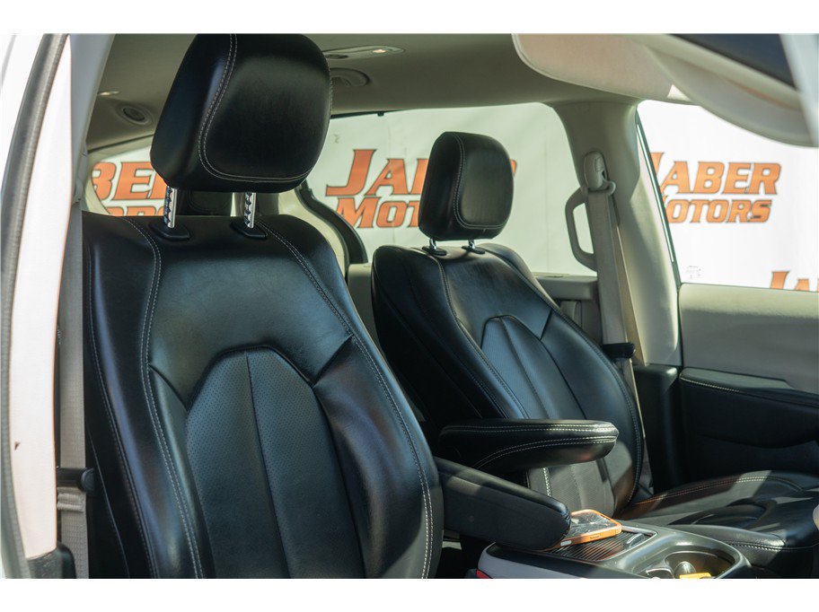 Used 2023 Chrysler Pacifica Touring-L FWD image 2