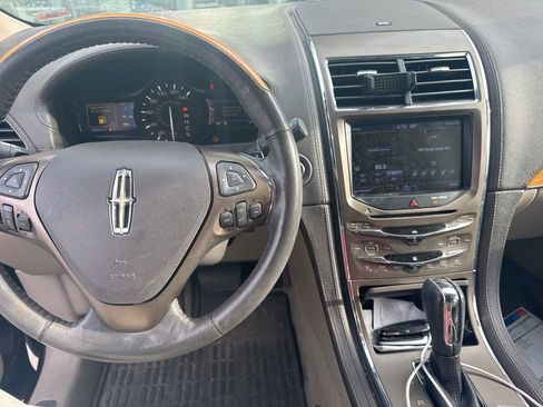 Used 2013 Lincoln MKX FWD image 3