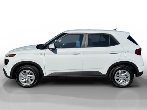 Certified 2025 Hyundai Venue SE FWD image 2