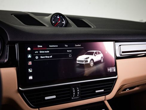 Certified 2023 Porsche Cayenne Platinum Edition image 18