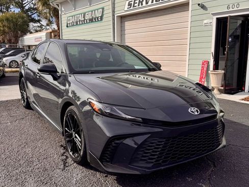 Used 2025 Toyota Camry SE w/ Convenience Package image 3