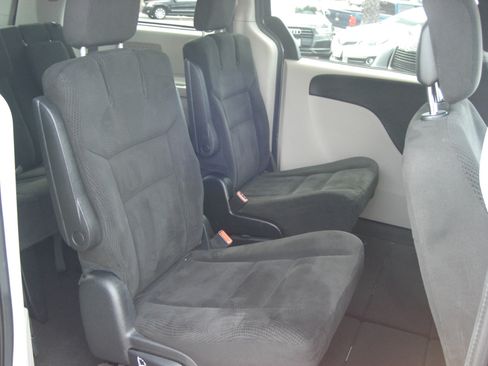 Used 2016 Dodge Grand Caravan SXT image 17