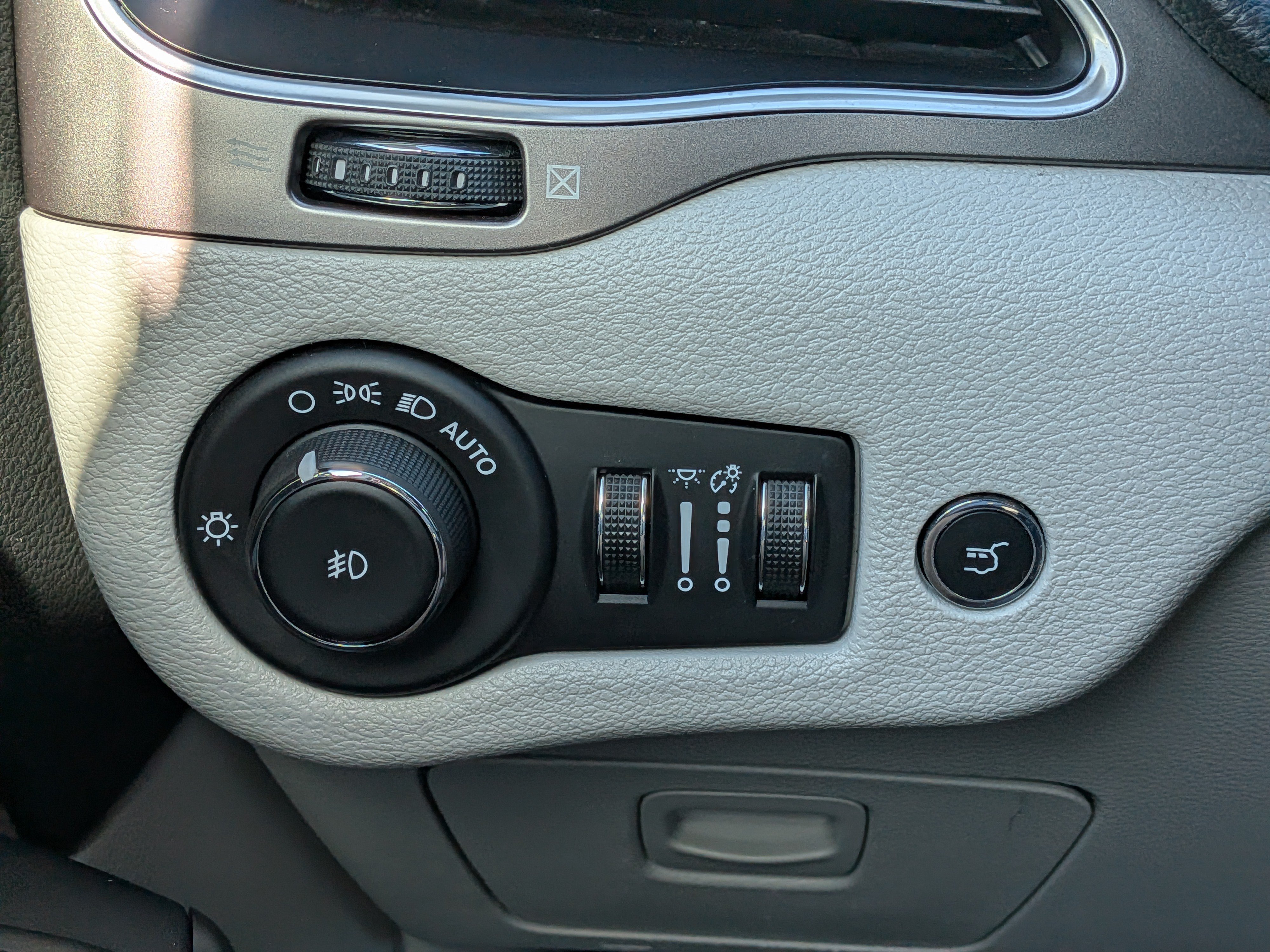 Used 2021 Jeep Cherokee Latitude Lux w/ Comfort/Convenience Group FWD image 24