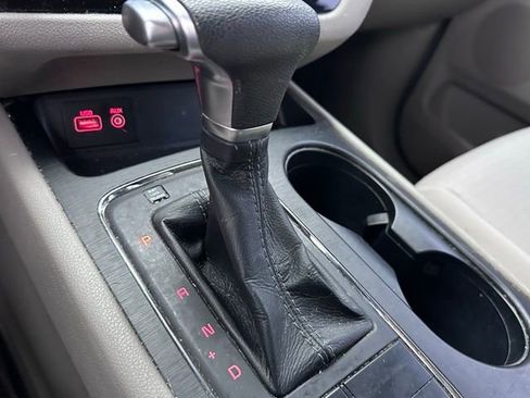 Used 2017 Kia Sedona L image 12