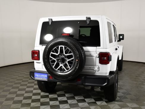 Used 2025 Jeep Wrangler Unlimited Sahara AWD/4WD image 7