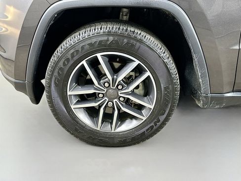 Used 2019 Jeep Grand Cherokee Laredo w/ Laredo X Package image 8