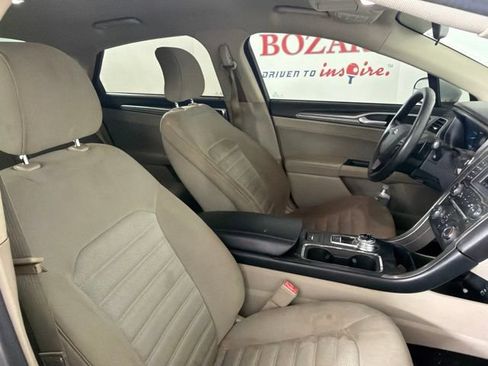 Used 2017 Ford Fusion SE FWD image 16