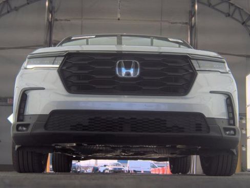 Used 2025 Honda Pilot Sport image 3