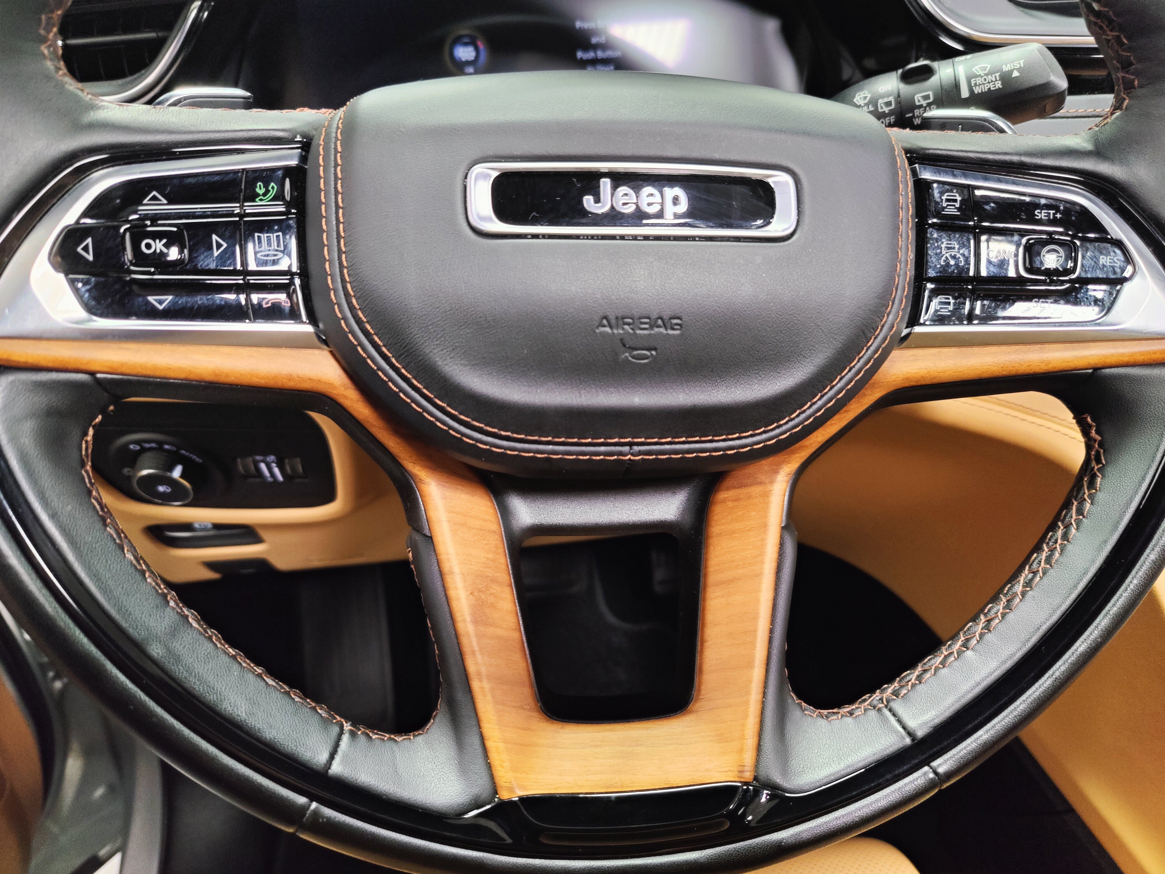 Used 2024 Jeep Grand Cherokee Summit AWD/4WD image 38