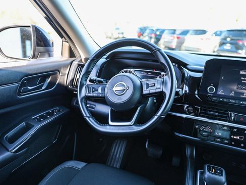 Used 2025 Nissan Pathfinder SV image 5