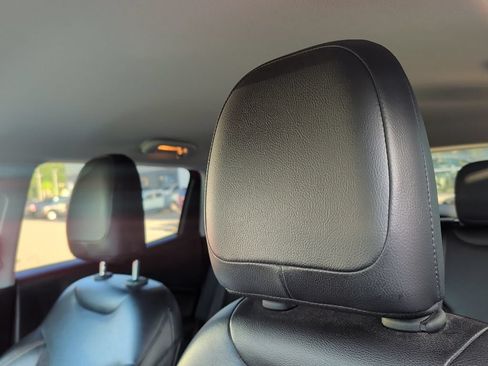 Used 2017 Jeep Compass Latitude w/ Popular Equipment Group FWD image 9