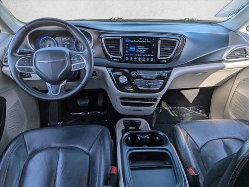 Used 2017 Chrysler Pacifica Touring-L FWD image 24