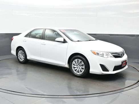 Used 2014 Toyota Camry LE FWD image 8