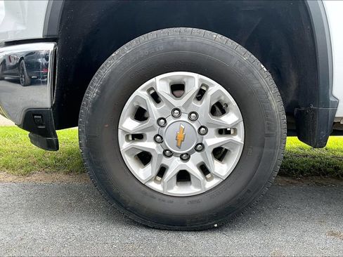 Used 2024 Chevrolet Silverado 2500 LT AWD/4WD image 2