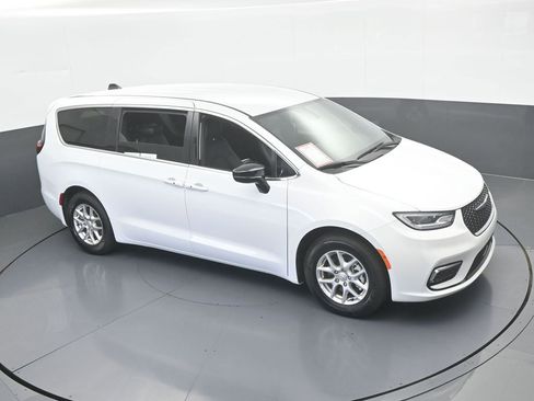 Used 2025 Chrysler Pacifica Select FWD image 48