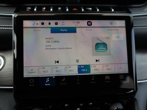 Used 2023 Jeep Grand Cherokee Limited w/ Black Appearance Package AWD/4WD image 17