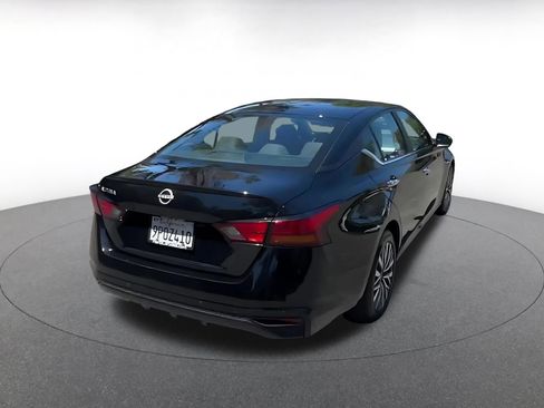 Used 2025 Nissan Altima 2.5 SV FWD image 14