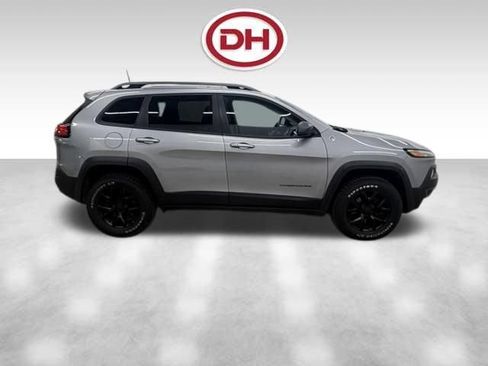 Used 2017 Jeep Cherokee Trailhawk AWD/4WD image 6