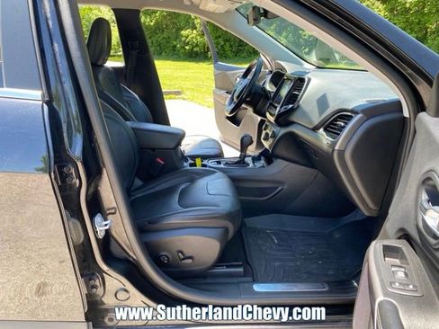 Used 2019 Jeep Cherokee Limited w/ Technology Group AWD/4WD image 16