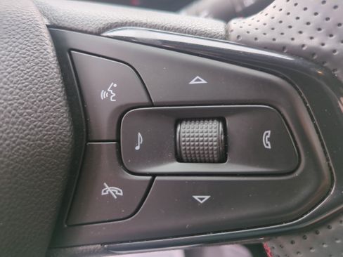 Used 2024 Chevrolet Trax RS FWD image 13