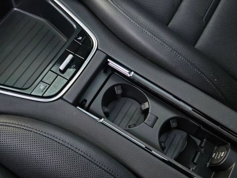 Used 2020 Porsche Panamera RWD image 13